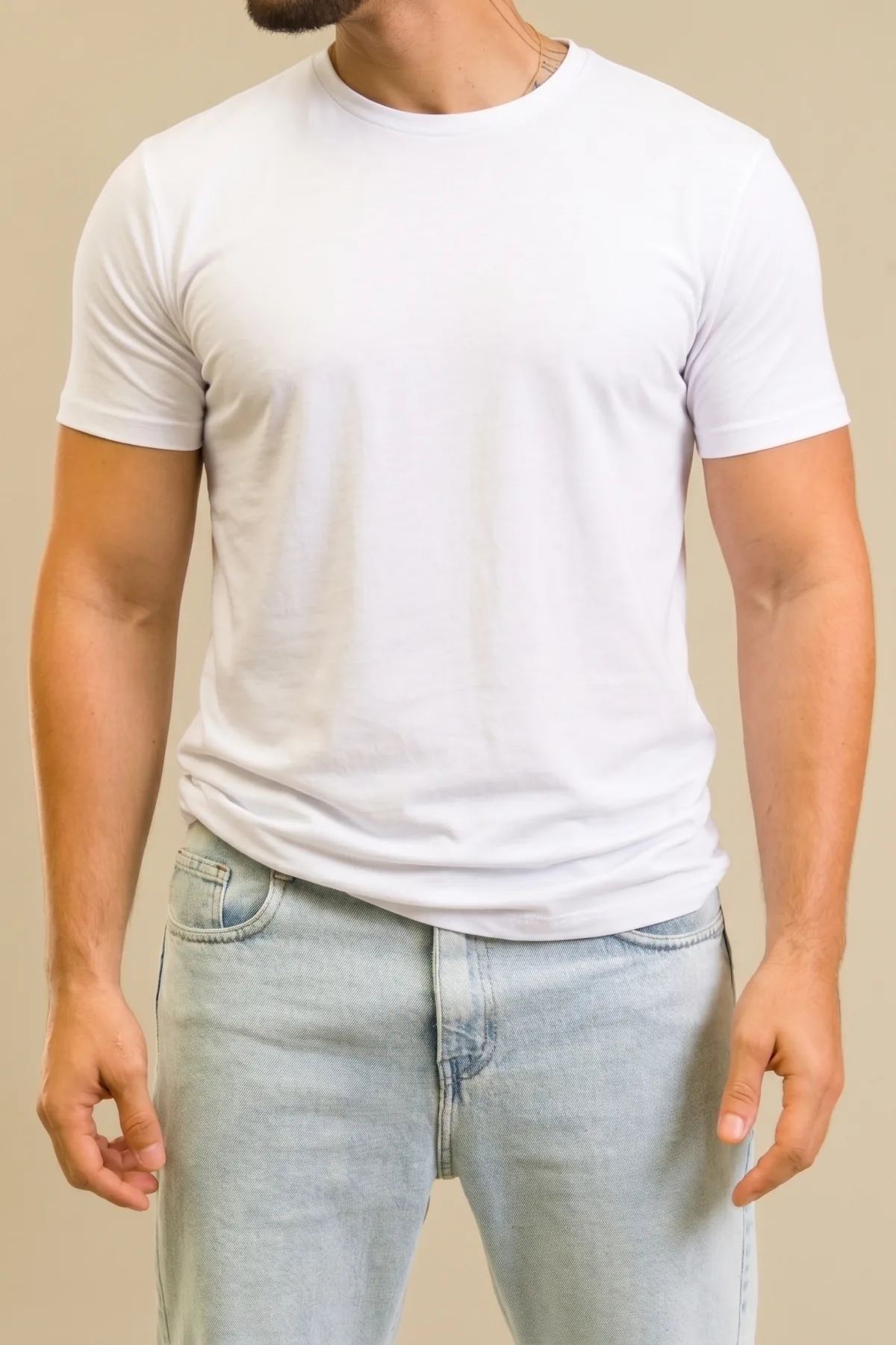 T shirt 100% algodão Pima branca de frente em modelo masculino