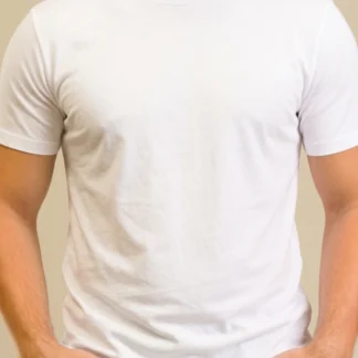 T shirt 100% algodão Pima branca de frente em modelo masculino com mãos nos bolsos da calça jeans