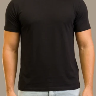 T shirt 100% algodão Pima preta de frente em modelo masculino